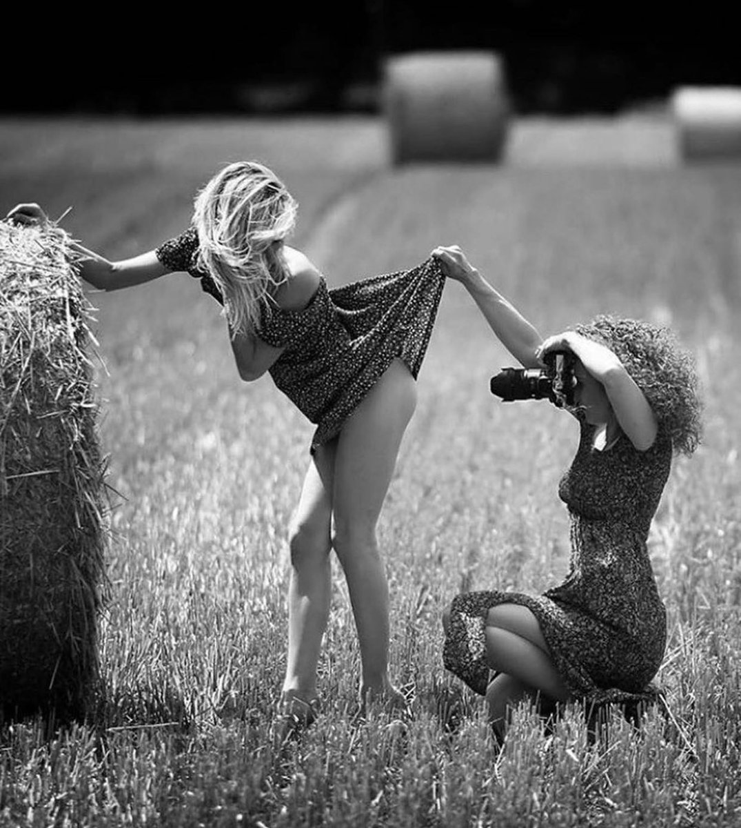 1075x1200, 207 Kb / поле, сено, солома, фотоаппарат, две, двое, ч/б