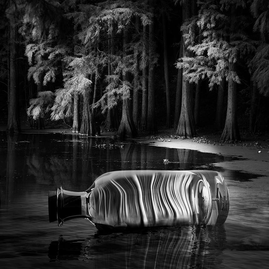 860x860, 185 Kb / бутылка, отражение, ч/б, лес, деревья, хвоя, вода