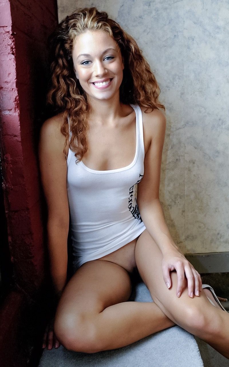 800x1280, 137 Kb / без трусов, улыбка, майка, кудри