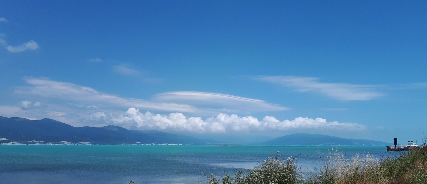 1422x612, 222 Kb / горы,дымка,испарение,островок,маяк,причал,большой,катер