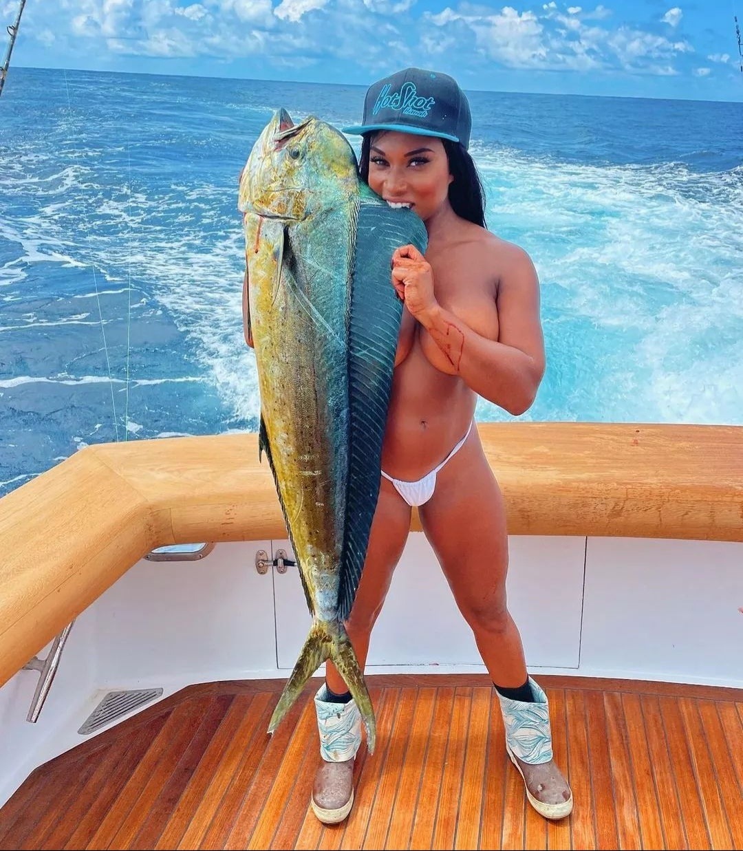 1080x1237, 343 Kb / рыба, вода, кепка, голая