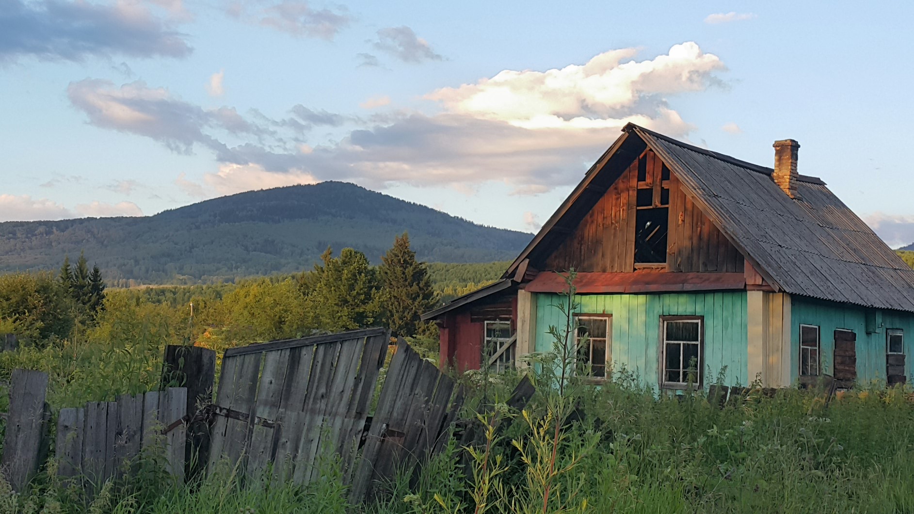 1885x1060, 435 Kb / дом, забор, заброшен, гора, тайга, облако, свет, закат