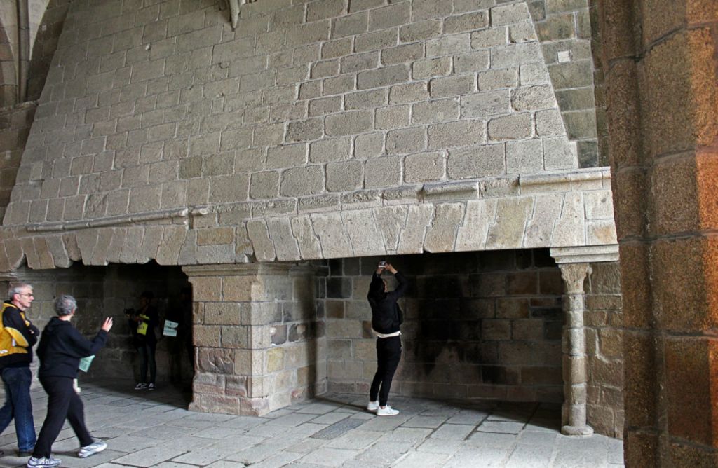 1024x668, 139 Kb / сент-коломб,франция,замок,люди