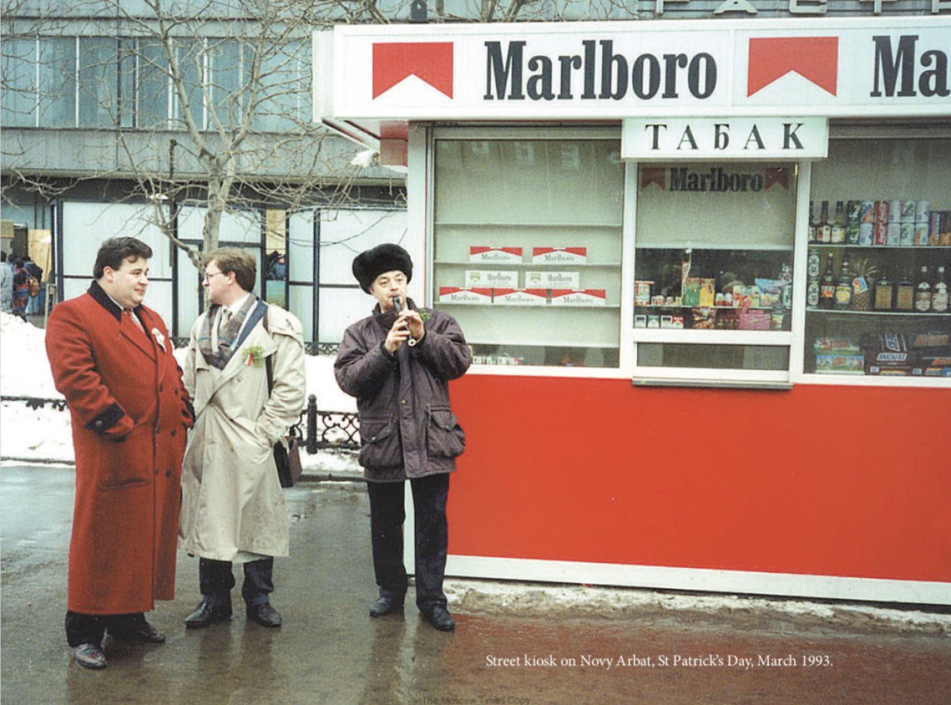 1360x1008, 374 Kb / Киоск, мальборо, табак, плащ, флейта