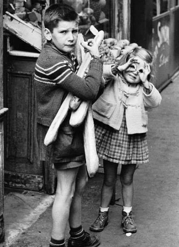 580x800, 80 Kb / улица, дети, булки, столик, фрукты, ч/б