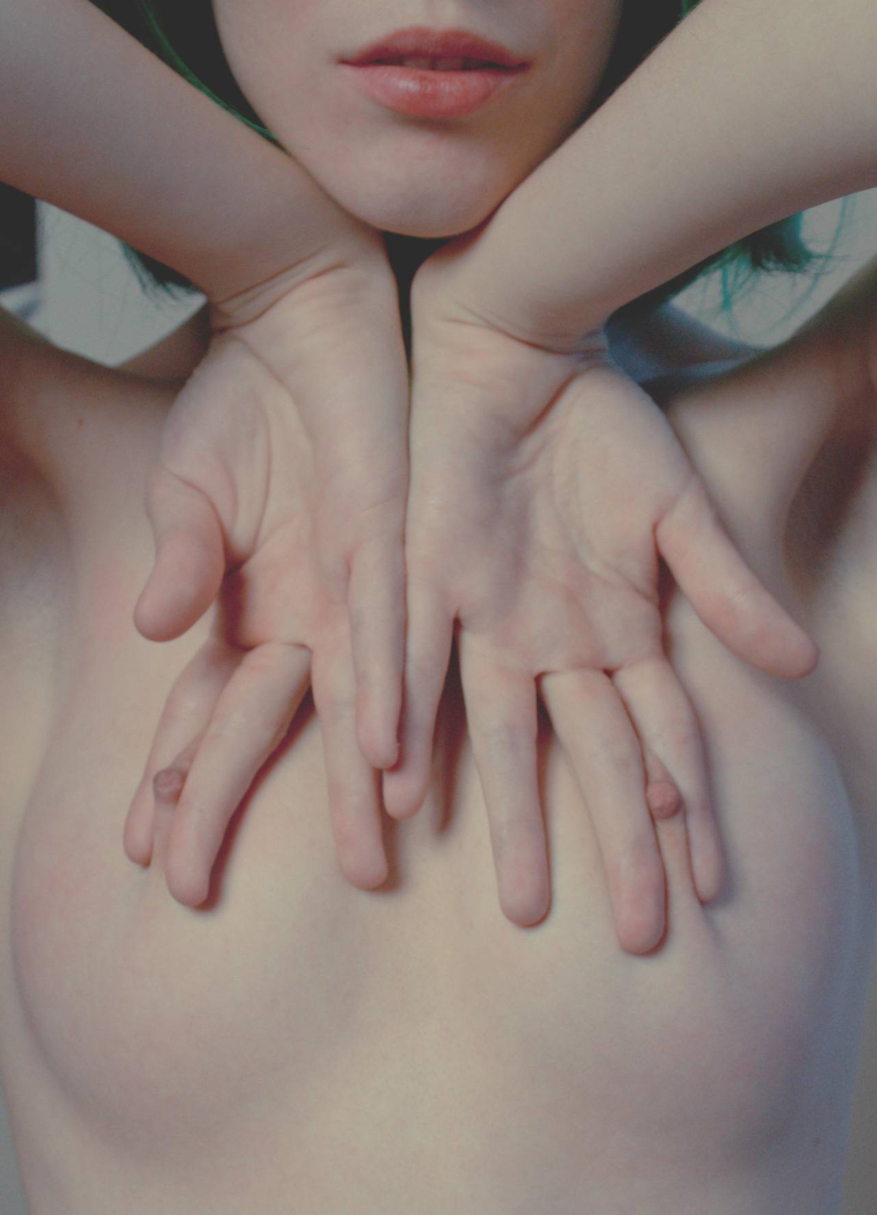 1280x1773, 93 Kb / руки, соски, без головы