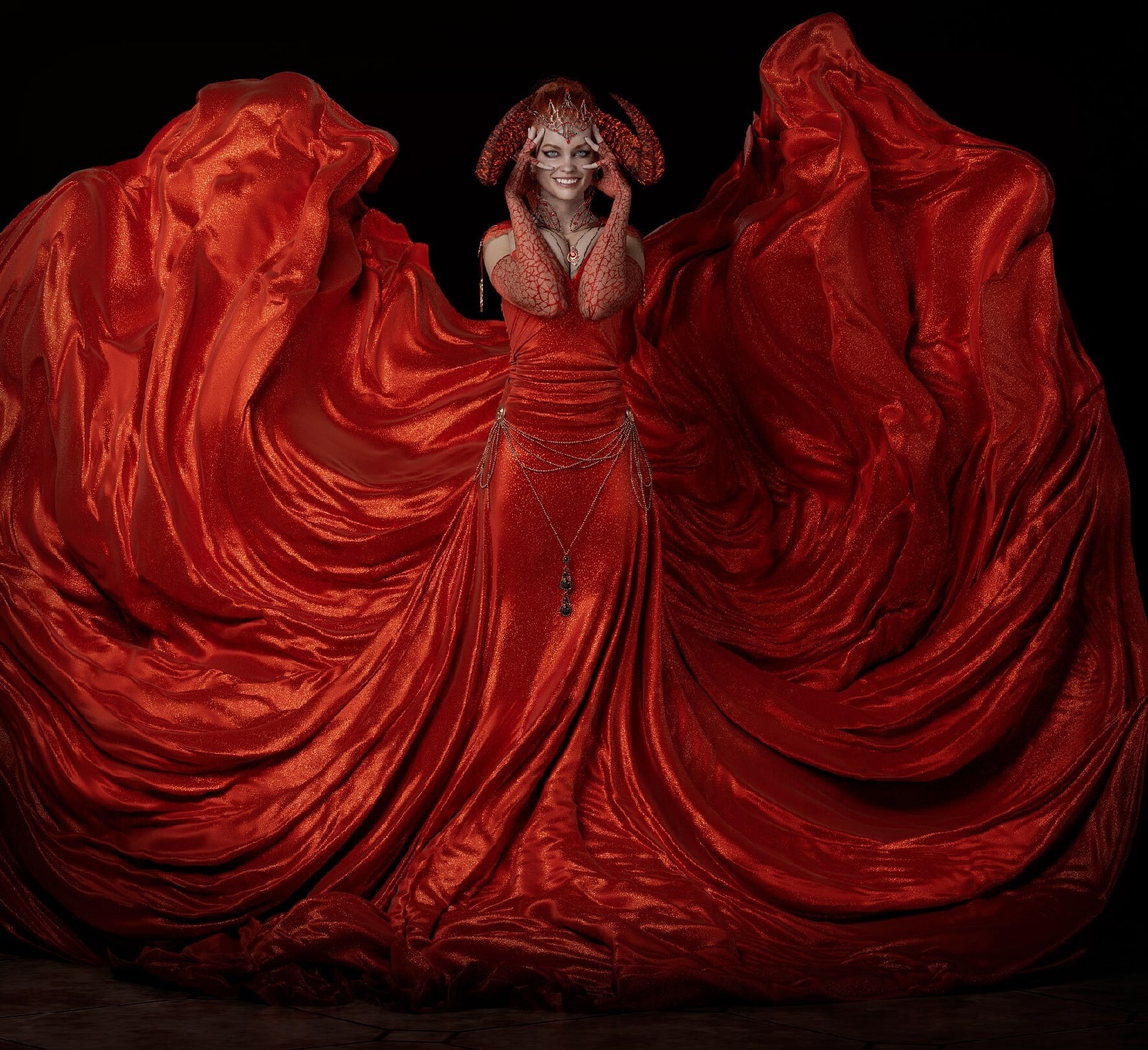 1600x1464, 592 Kb / красный, платье, рога