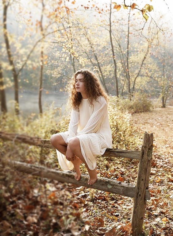 564x769, 215 Kb / лес, осень, листья, ограда, кудри, девушка