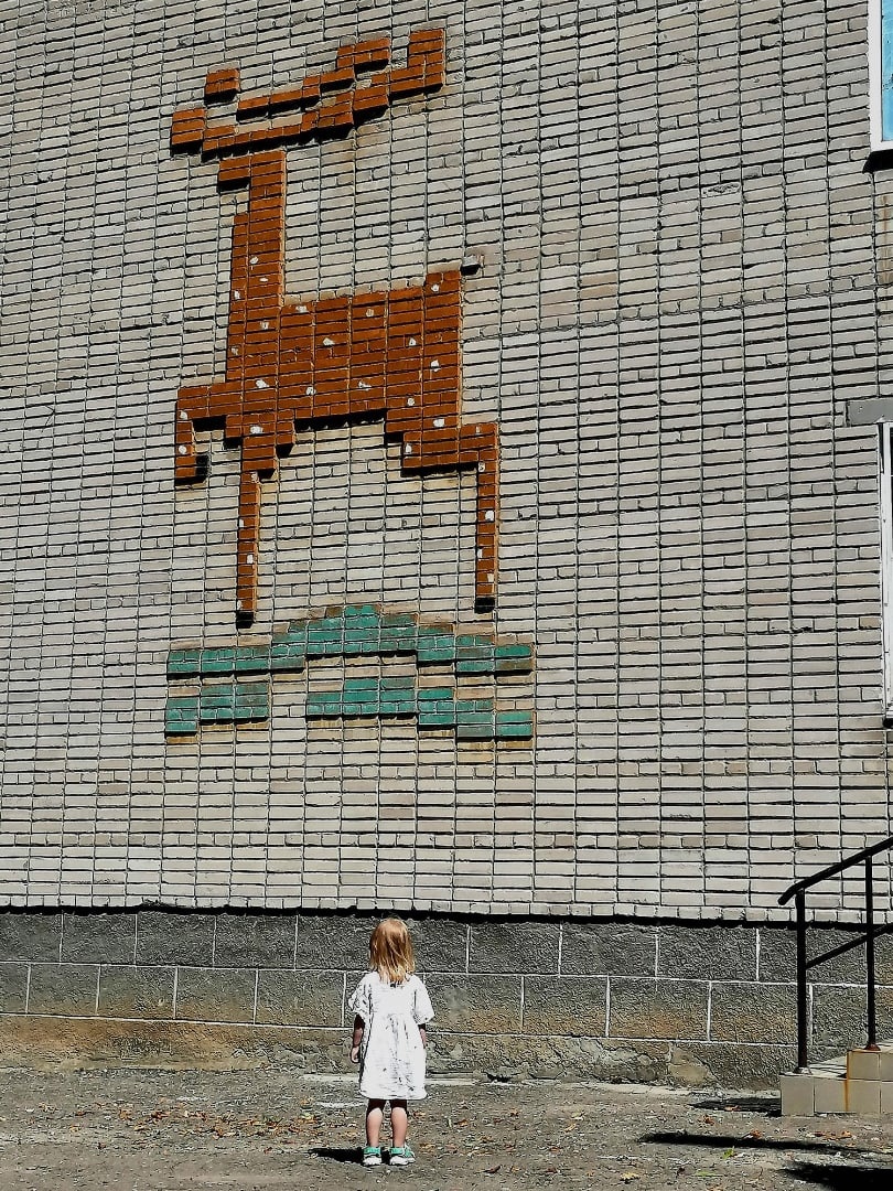 810x1080, 597 Kb / олень, СССР, девочка, кирпич, кладка, дом, стена