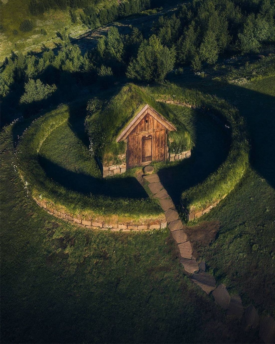 1102x1376, 519 Kb / дом, холм, ограда, забор, трава