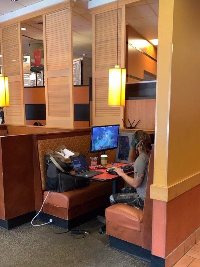 640x854, 151 Kb / кафе, компьютер, монитор