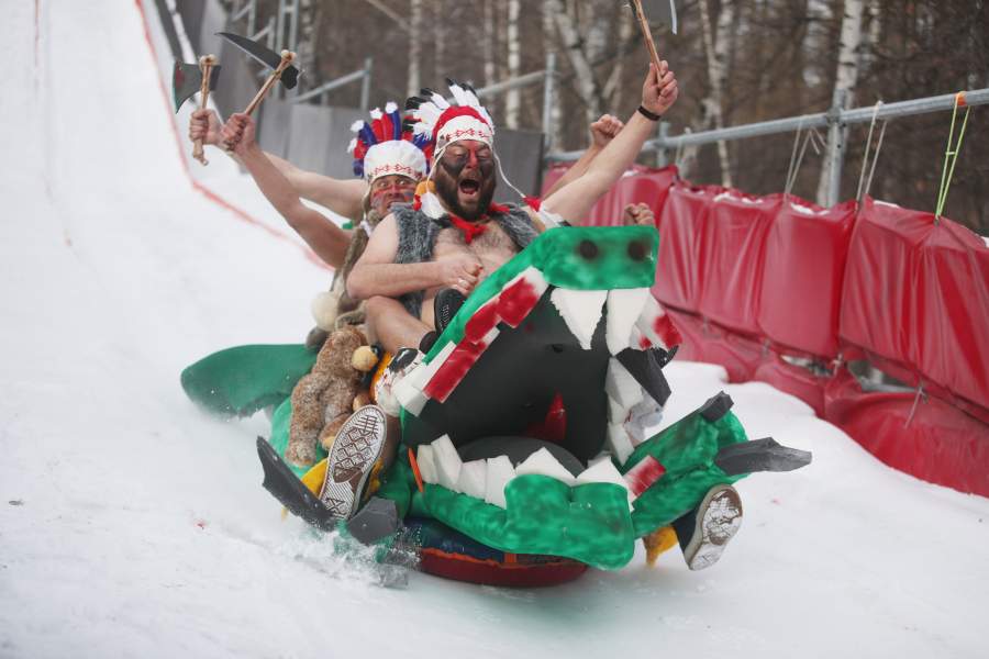 900x600, 52 Kb / горка, сани, игры, ряженные, снег, фестиваль