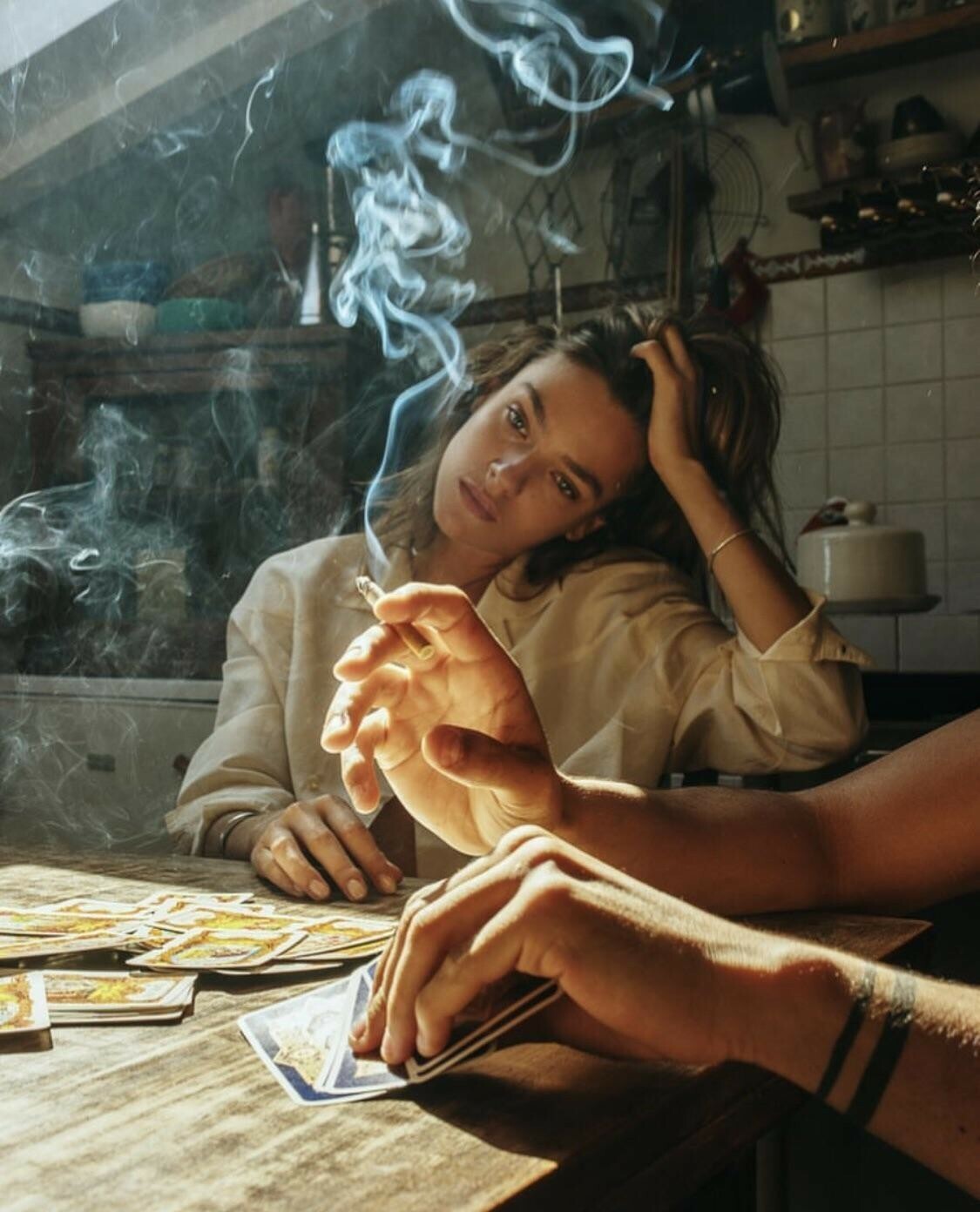 1125x1392, 182 Kb / карты, сигарета, дым, Alessio Albi, Lisa Fratani