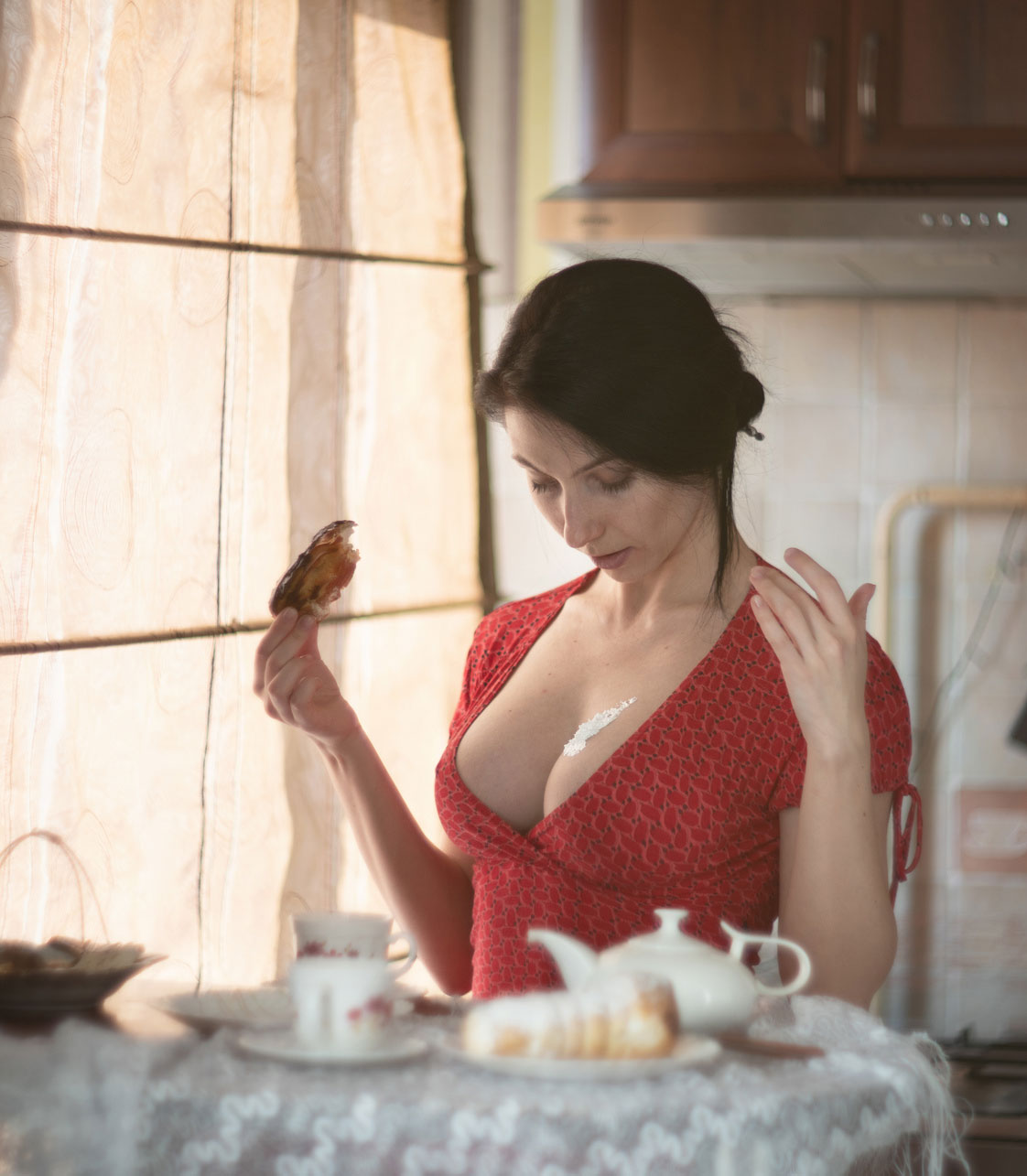 1122x1285, 163 Kb / брюнетка, платье, красное, пирожное, крем, чайник