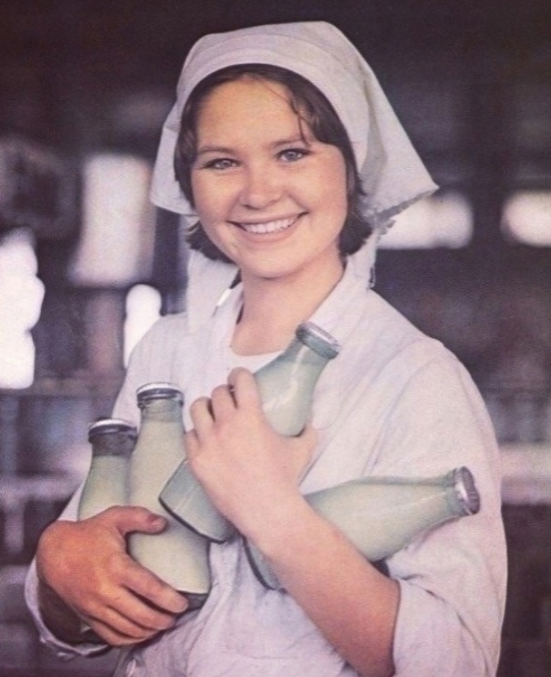 606x745, 132 Kb / девушка, работница, молоко, бутылки