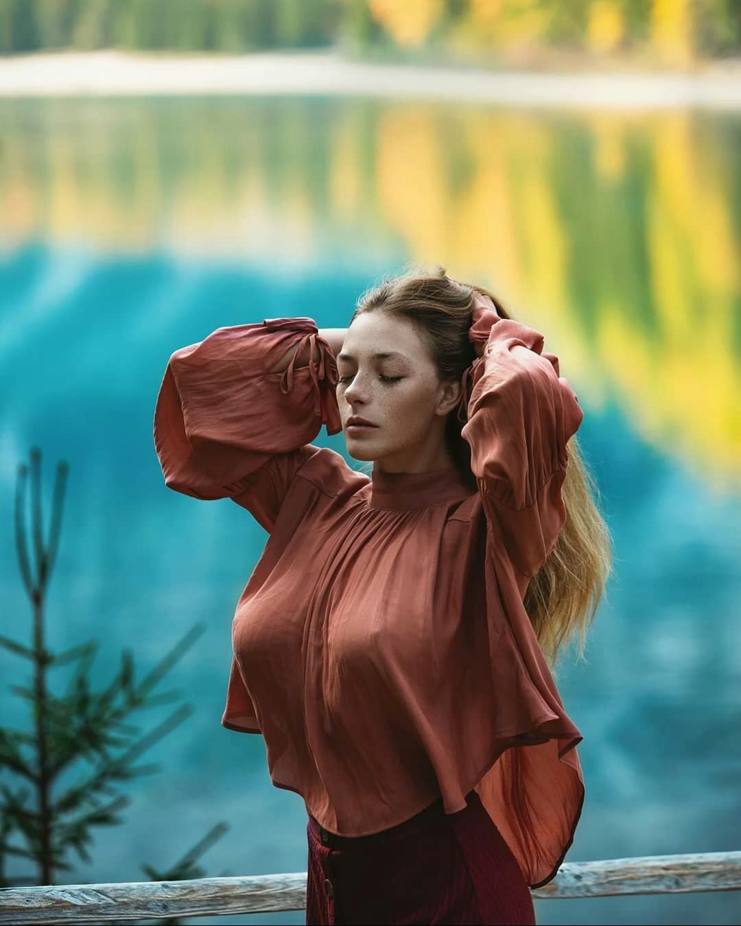 1080x1350, 93 Kb / рыжая, веснушки, перила, ель, елка, Ольга Кобзар