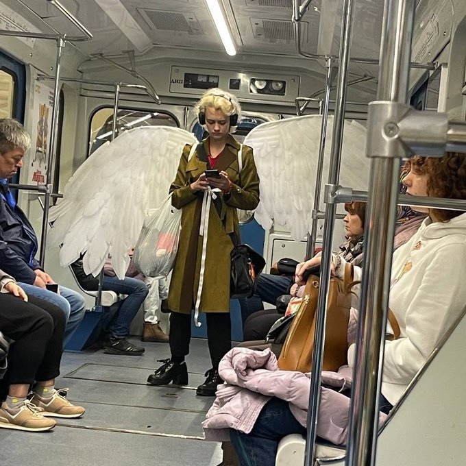 680x680, 211 Kb / ангел, блондинка, вагон, метро, поезд