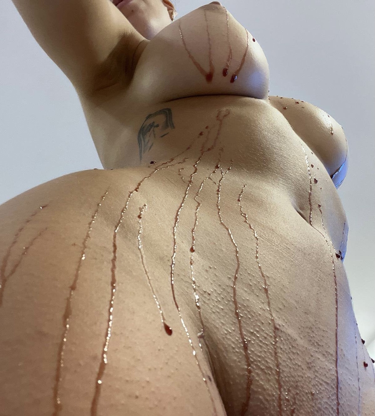 1197x1326, 409 Kb / голая, капли, тату