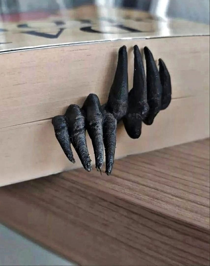 855x1080, 132 Kb / руки, закладка, книга