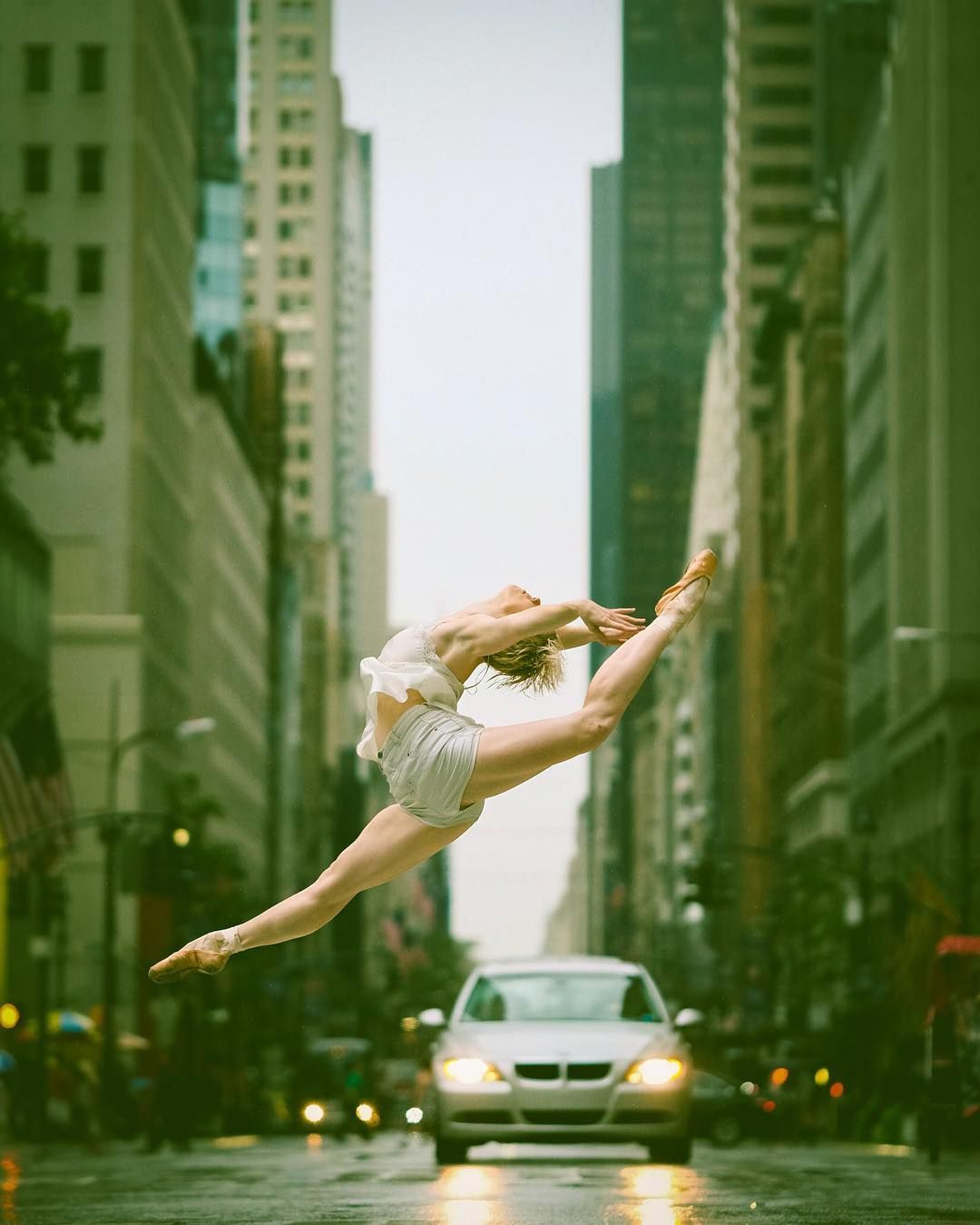 1080x1349, 107 Kb / балерина, прыжок, гранд жете, шпагат, автомобиль, здания, дорога