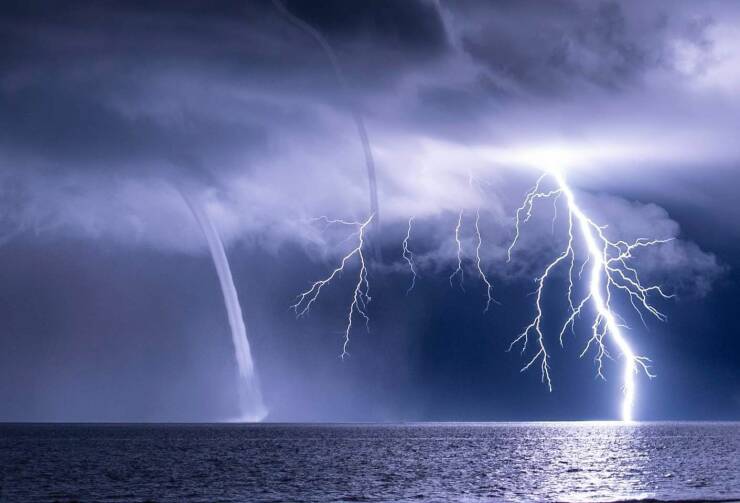 740x503, 32 Kb / Вода, молния, туча, смерч