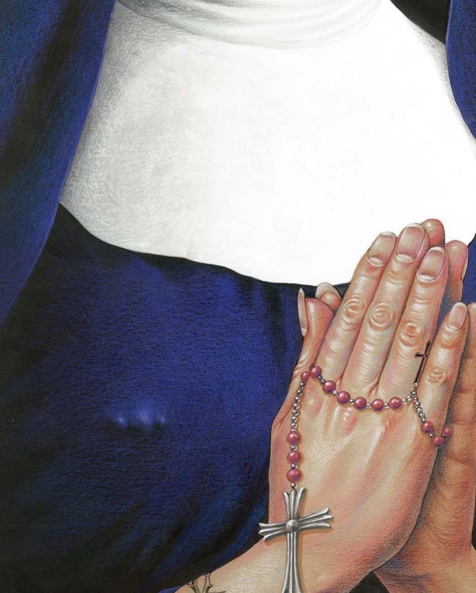 956x1192, 149 Kb / Joyce Lee,  монашка, крест, руки, кисти, штанга, пирсинг