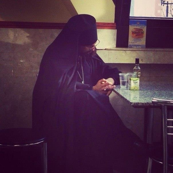 604x604, 85 Kb / водка, сок, взгляд, очки, батюшка