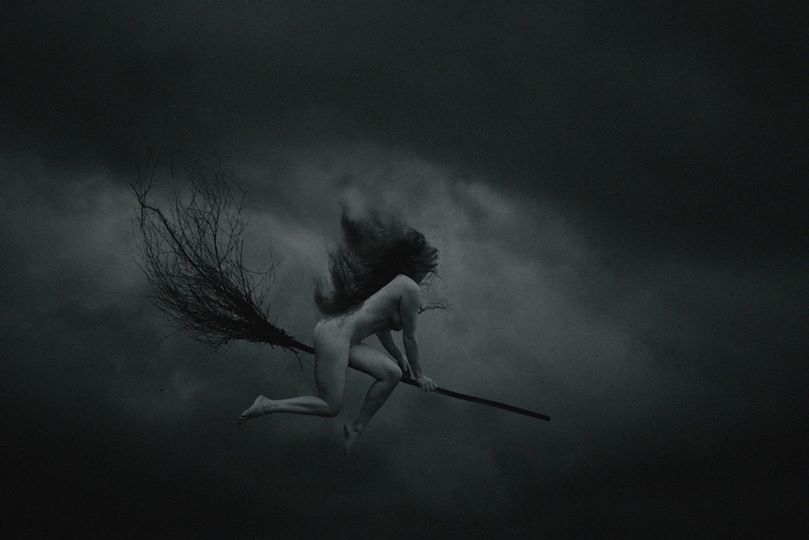 809x540, 26 Kb / женщина, ведьма, метла, летит, ч/б