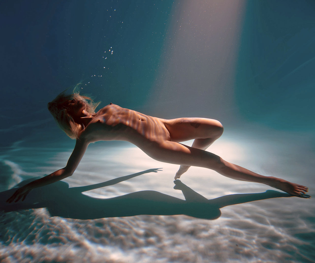 1280x1070, 129 Kb / женщина, под водой, тату, пирсинг,блондинка