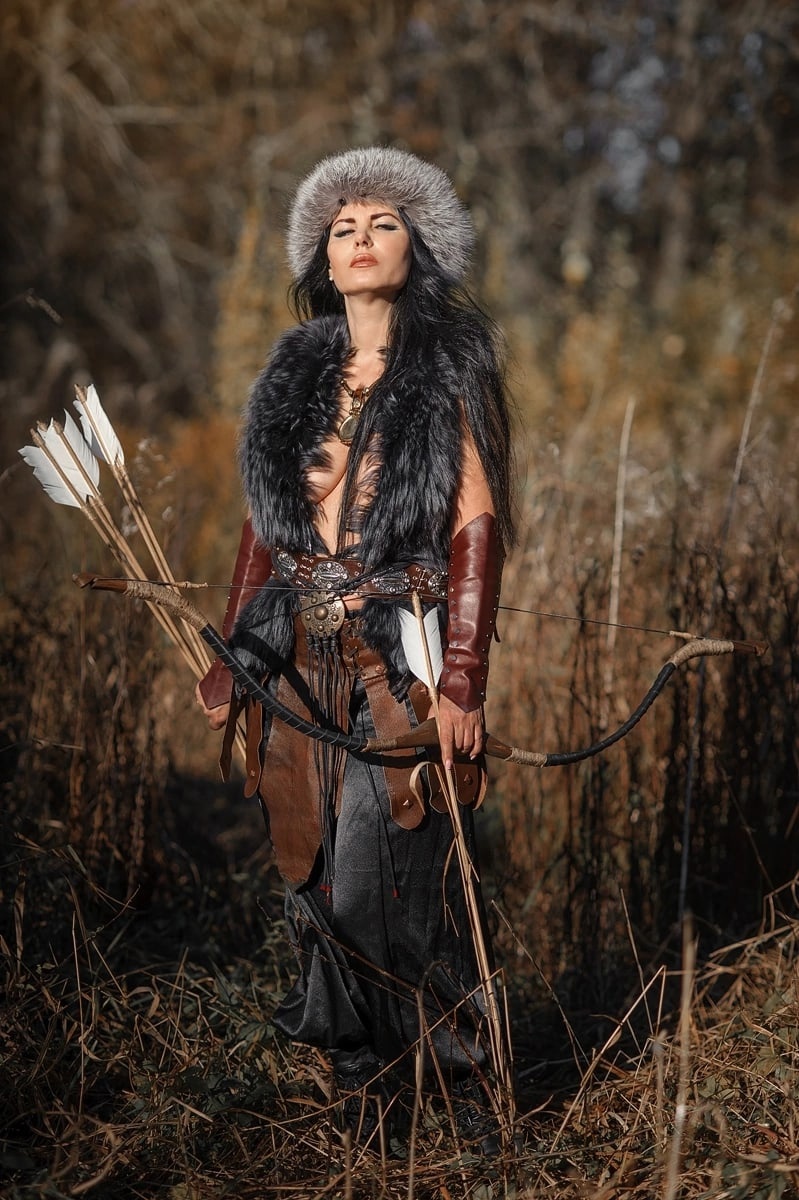 799x1200, 315 Kb / шапка, лук, стрелы, трава, воротник, мех, брюнетка, Анжелика Маринченко