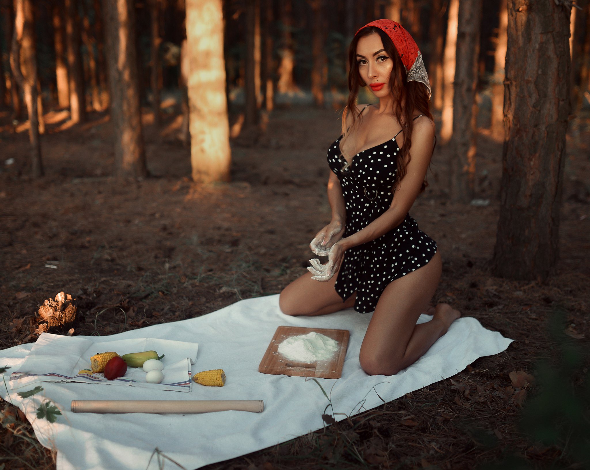 2048x1631, 418 Kb / рыжая, сидит, платье, горошек, скалка, мука, кукуруза, перец, яйца, лес