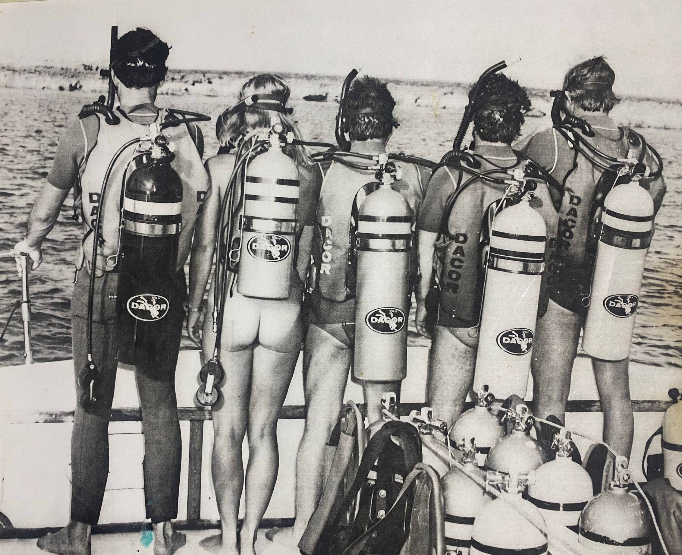 2263x1841, 627 Kb / ч/б, попа, аквалангисты