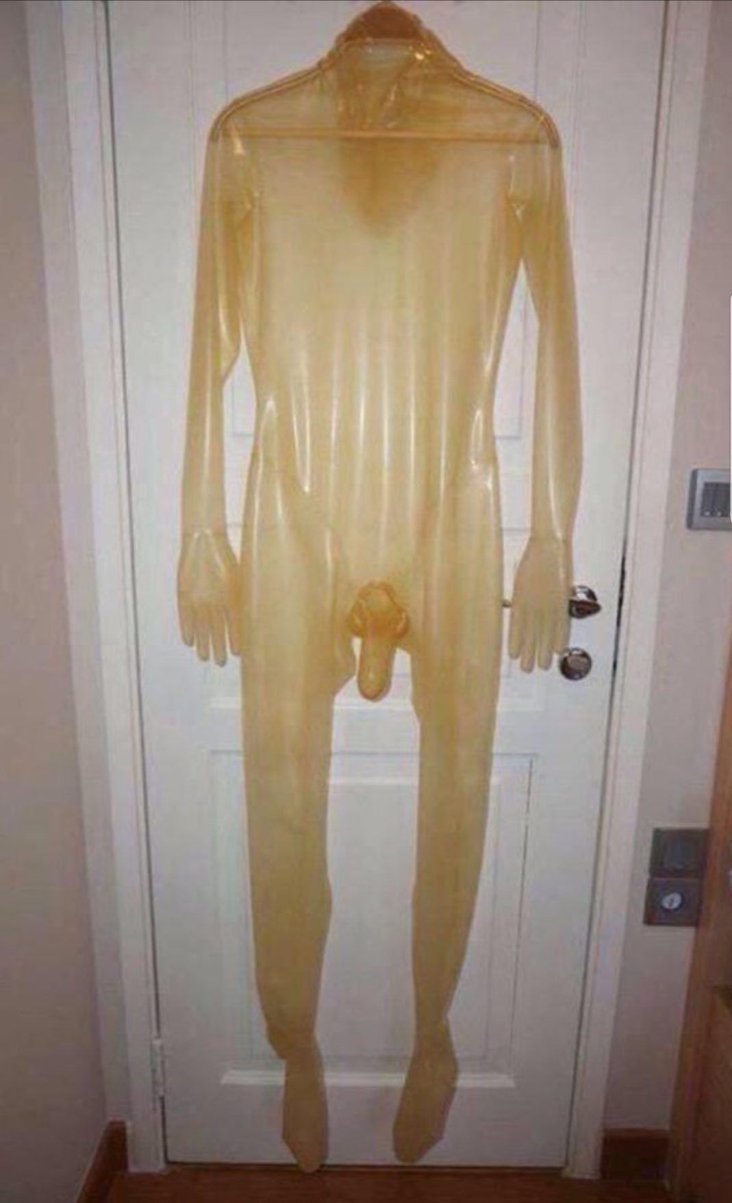 1069x1756, 115 Kb / комбинезон, костюм, дверь, презерватив