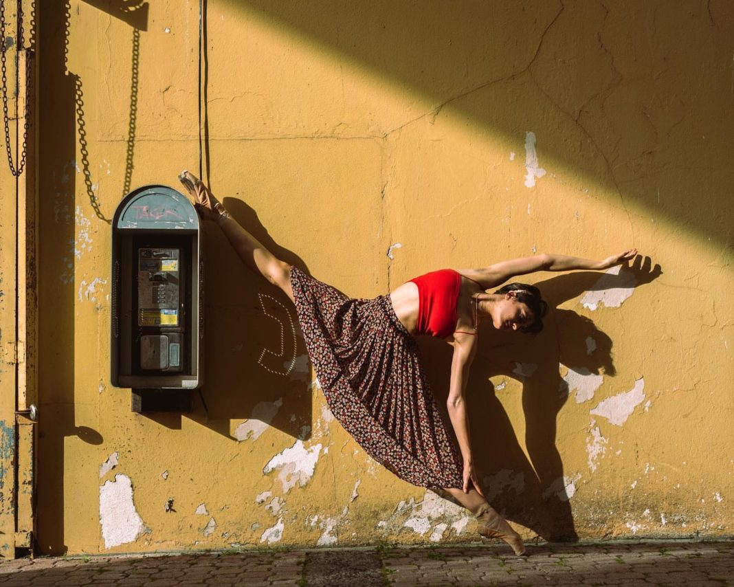 1068x854, 171 Kb / балерина, пуанты, юбка, топ, красный, телефон, автомат, цепь, стена, тень