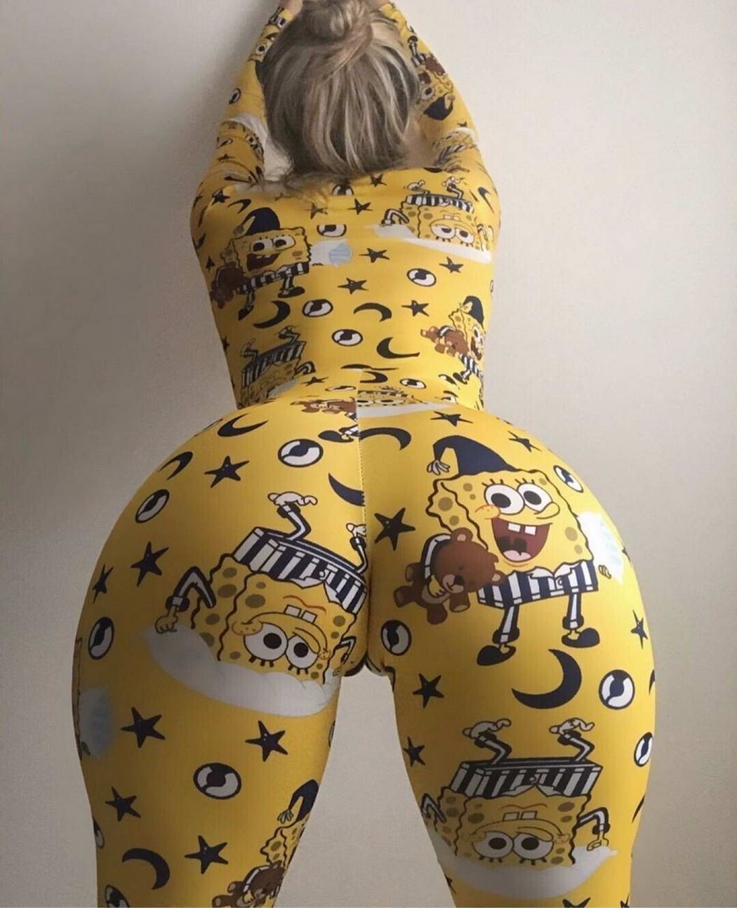 1050x1294, 123 Kb / блондинка, комбинезон, попка, губка боб, спанч боб