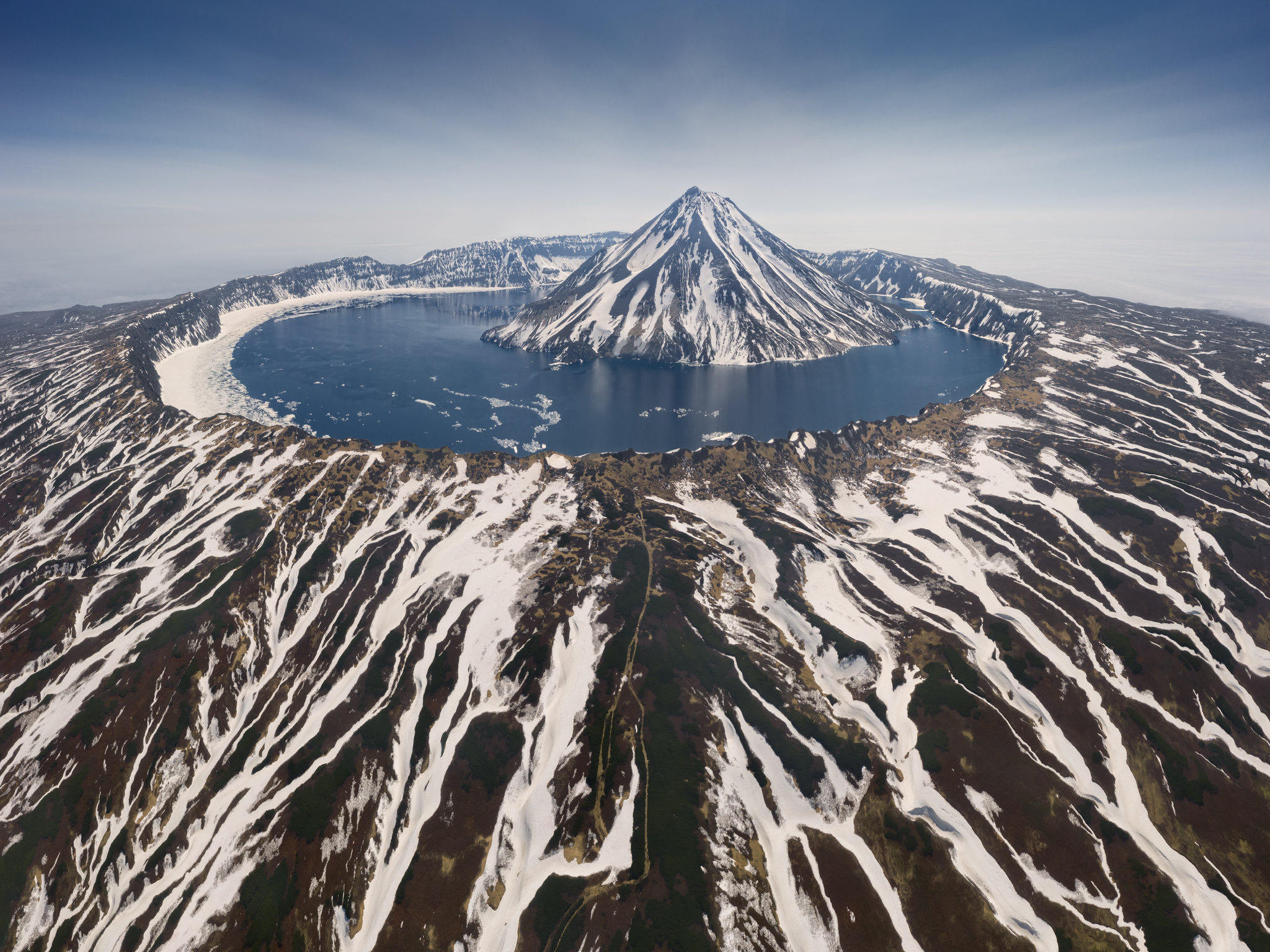 2048x1536, 612 Kb / Курильские острова, вулкан, горы, снег, Онекотан, Sergey Aleshchenko, озеро