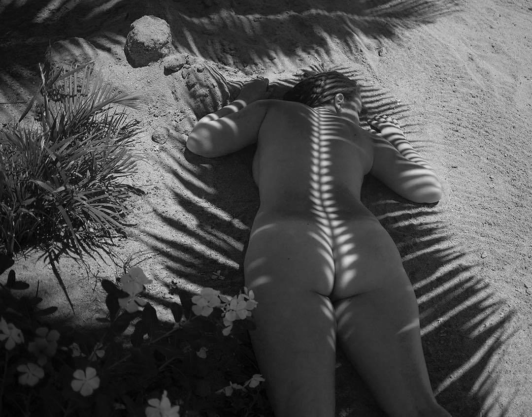 1080x847, 177 Kb / лист, попа, ч/б, песок, Daniel W. Coburn, тень