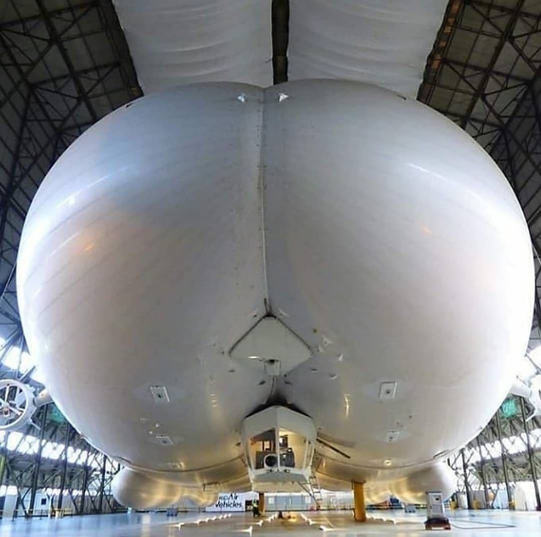 1080x1072, 86 Kb / Дирижабль, жопа, ангар