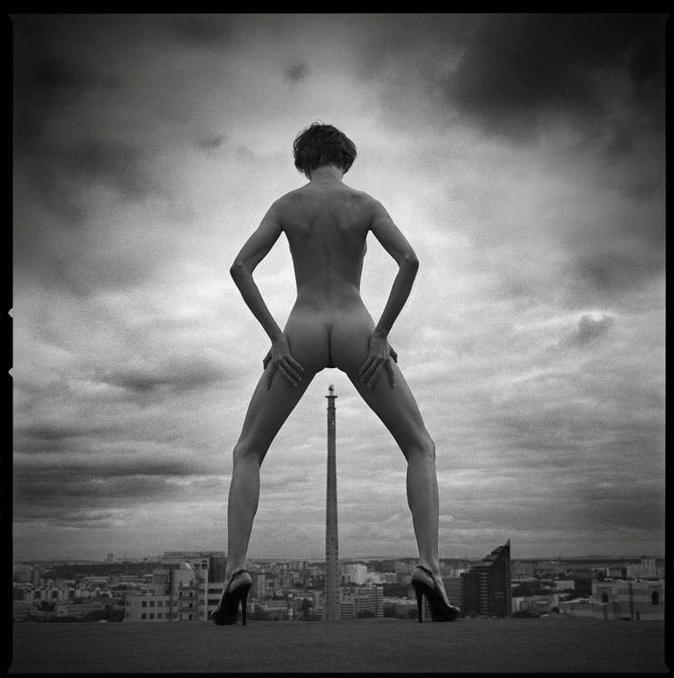 745x750, 103 Kb / женщина, туфли, дома, здания, вышка, ч/б