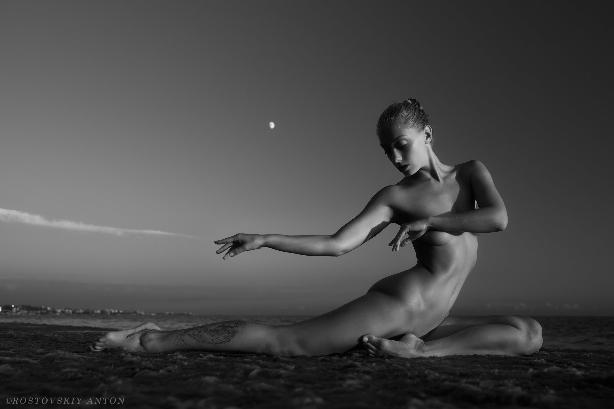 2100x1400, 158 Kb / женщина, пляж, небо, луна, ч/б