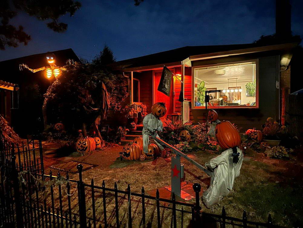 1001x751, 124 Kb / хеллоуин, тыква, скелет, оформление, ограда, забор, качели