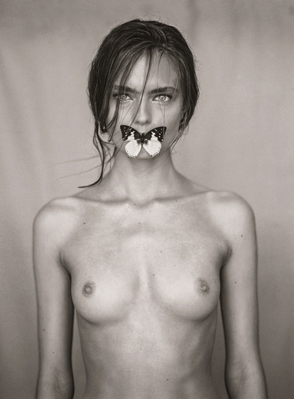 1000x1359, 188 Kb / сиськи, бабочка, рот, Anna Mila Guyenz, ч/б