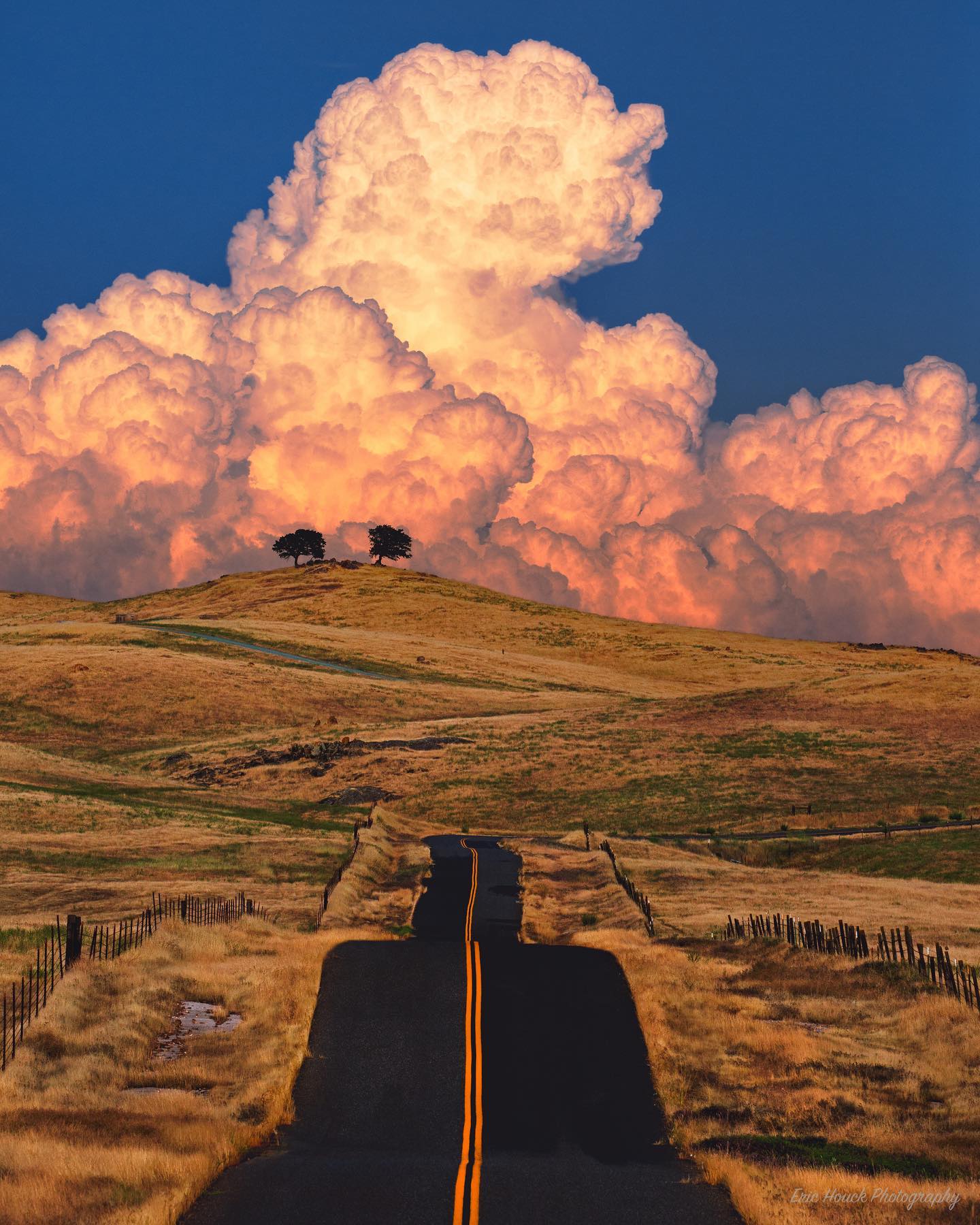 1440x1800, 297 Kb / дорога, облака, забор, холмы