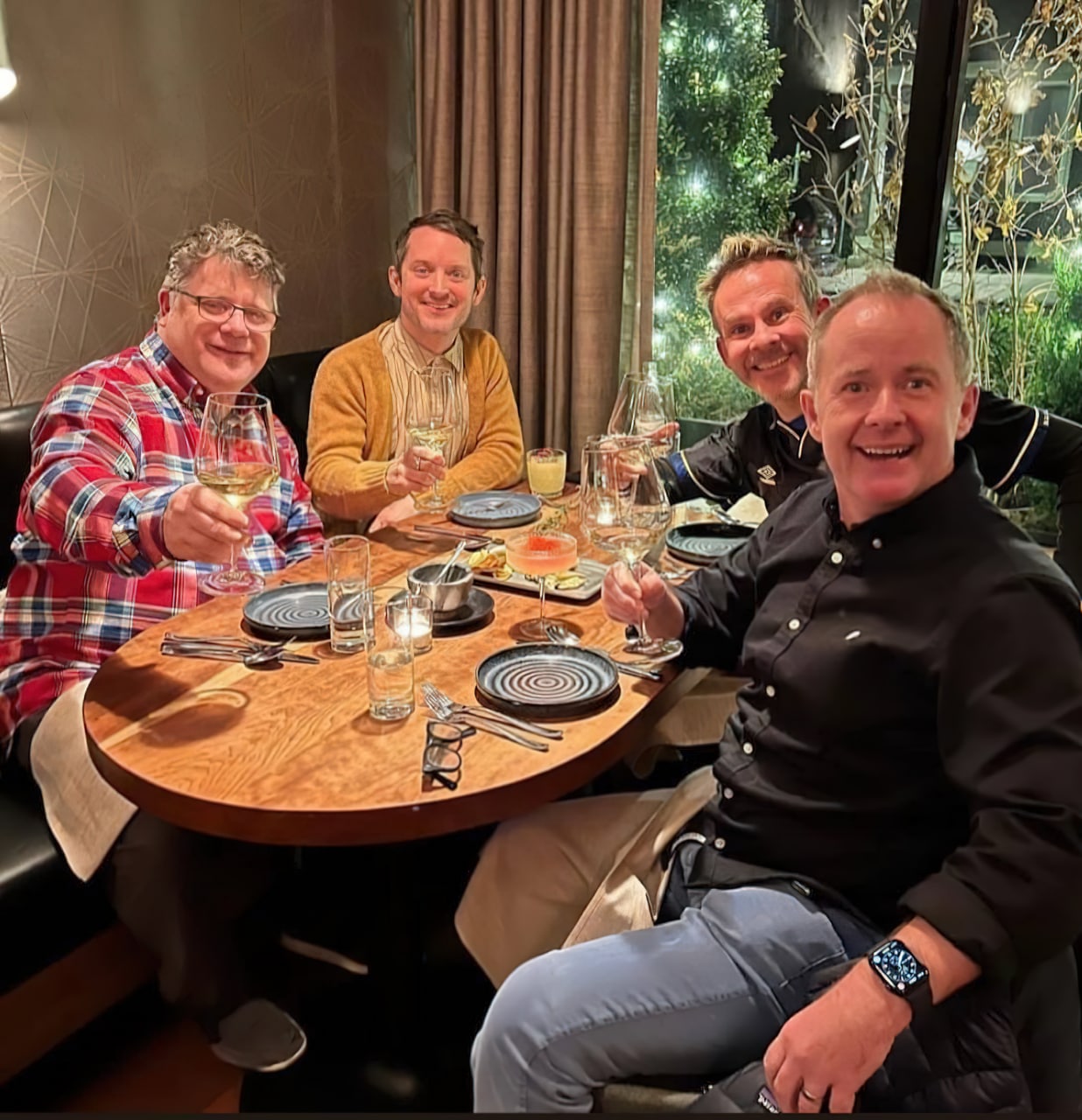 1236x1280, 239 Kb / властелин колец, братва и кольцо, Толкин, стол, бокал, Элайджа Вуд, хоббит, Фродо, Сэм, Мэрри, Пин