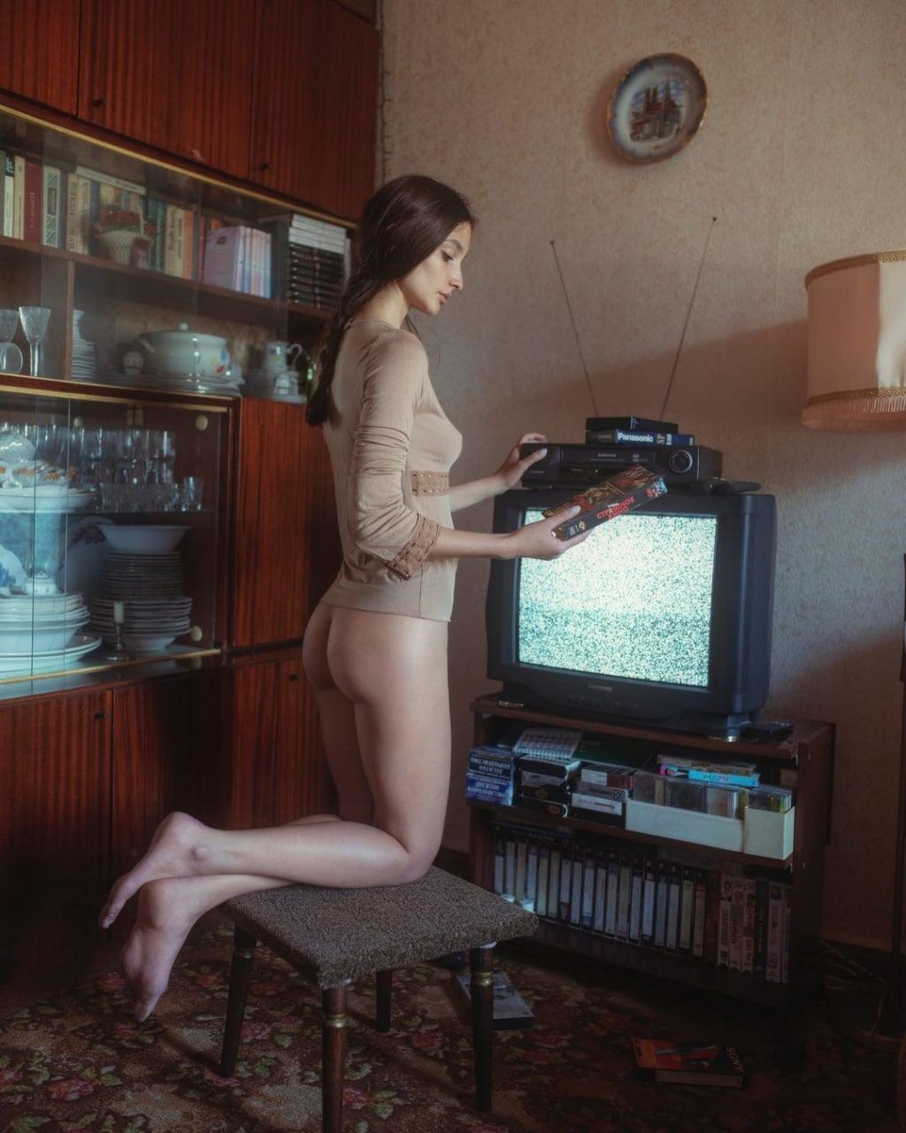 1024x1280, 134 Kb / шатенка, попка, телевизор, кассета, VHS, видеомагнитофон, тарелка, табурет, сервант, давид дубницкий