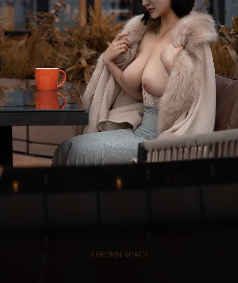 811x965, 92 Kb / стол, кресло, чашка, пальто, шкура, Reborn Space