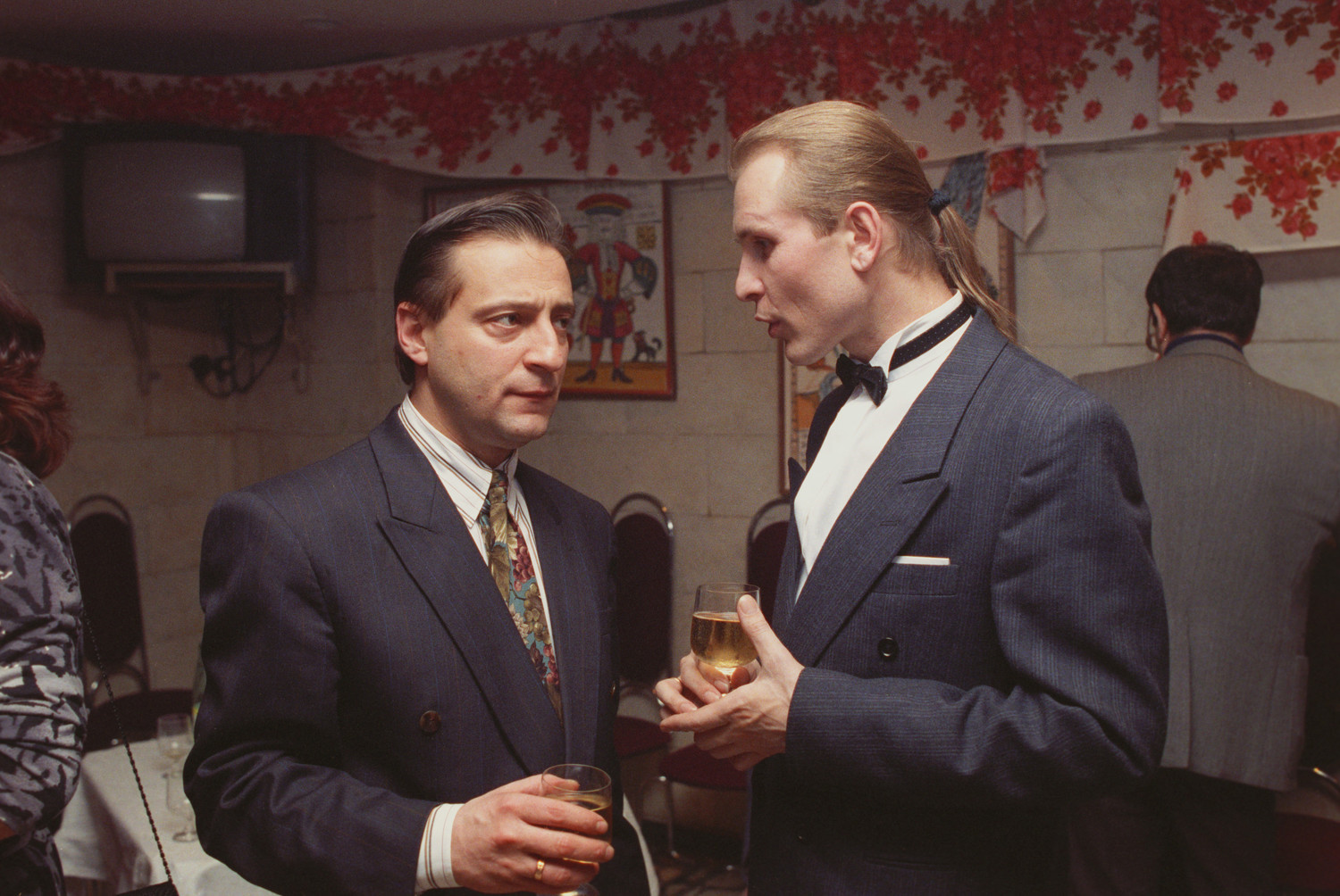 1500x1004, 396 Kb / Геннадий Хазанов, Александр Малинин, галстук, пиджак, бабочка, телевизор, бокал, вино, шампанское