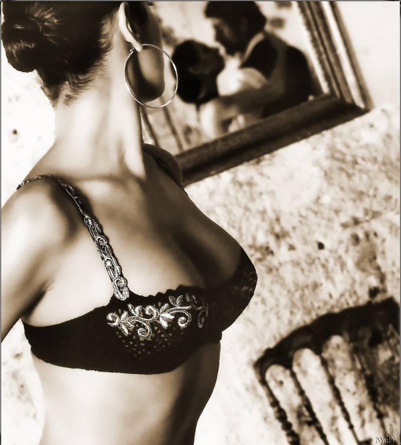 800x889, 71 Kb / рама, поцелуй, ч/б, взгляд, спинка, стул, кичка, серьга