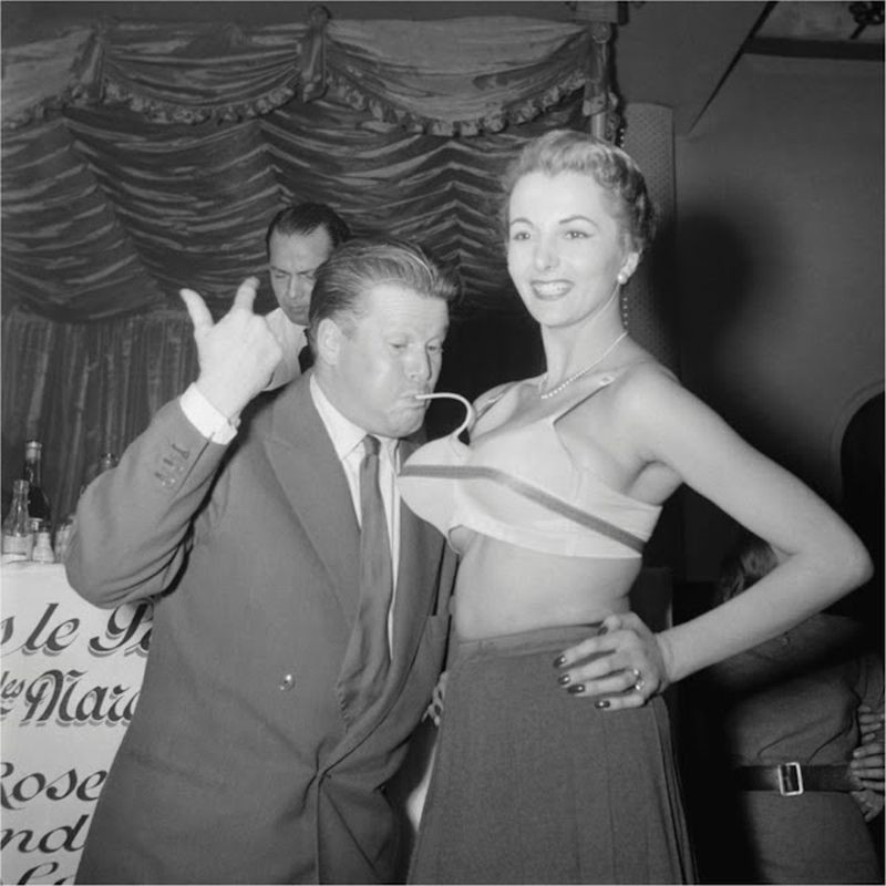 800x800, 105 Kb / ч/б, пиджак, надувной бюстгальтер, юбка, ремень, галстук, push-up, пуш-ап, бутылка, бар