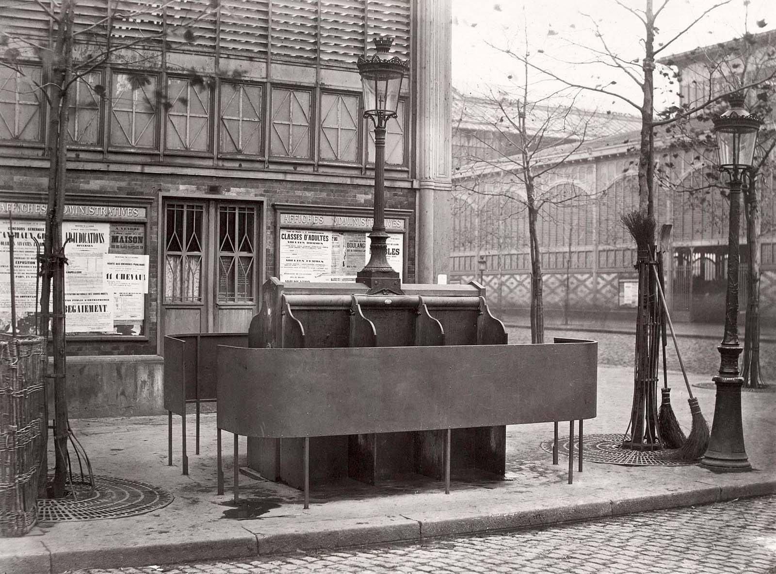 1600x1183, 293 Kb / ч/б, туалет, писсуар, Париж, Франция, метла